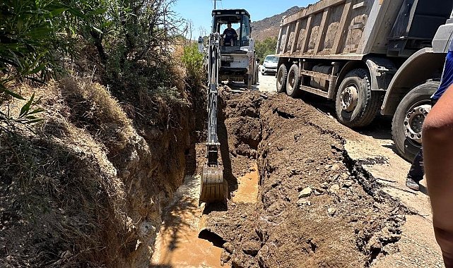 Bodrum'da otomobil çukura düştü