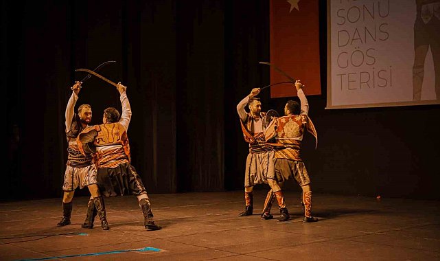 Bursa Gala Kültür Sanat Merkezi'nin dans gösteresi sanatseverlerle buluştu