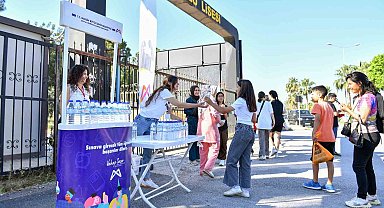 Büyükşehir Belediyesi, LGS'ye giren öğrenciler su dağıttı
