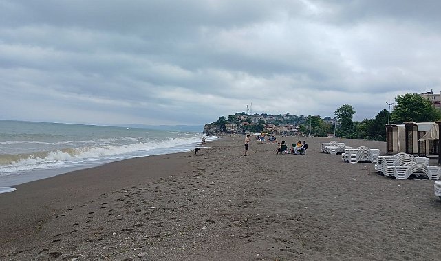 Cankurtaranlar sahilde megafonla uyarı yapıyor