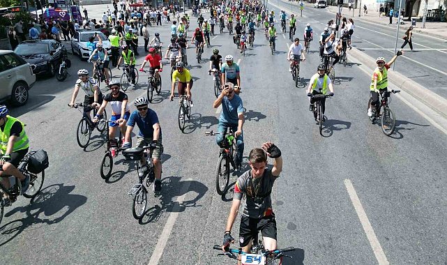 Çevre dostu yaşam için Şişli'den Üsküdar'a pedal çevirdiler