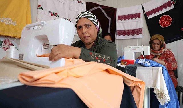 Çeyizlik ürün hazırlayan afetzede kadınlar, ilmek ilmek stres atıyorlar