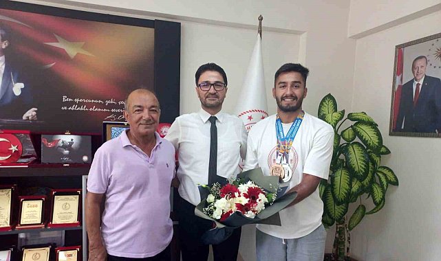 Demir, Milli Tenisçi Ahmet Kaplan'ı tebrik etti