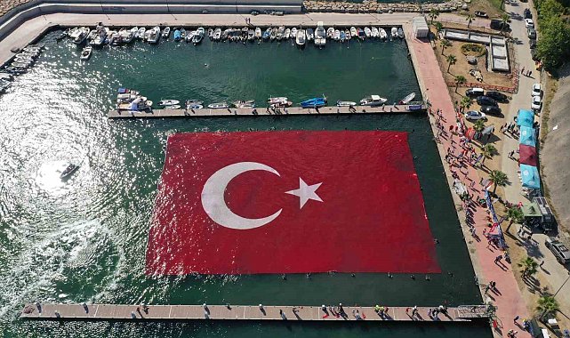 Denizde dev Türk bayrağı açıldı