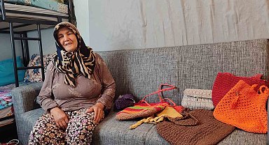 Depremde enkaz altından çıkartılan 65 yaşındaki kadın hayata örgü yaparak tutundu