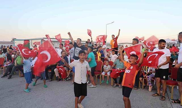Depremzedeler, milli maç heyecanını konteyner kente kurulan dev ekranda yaşadı