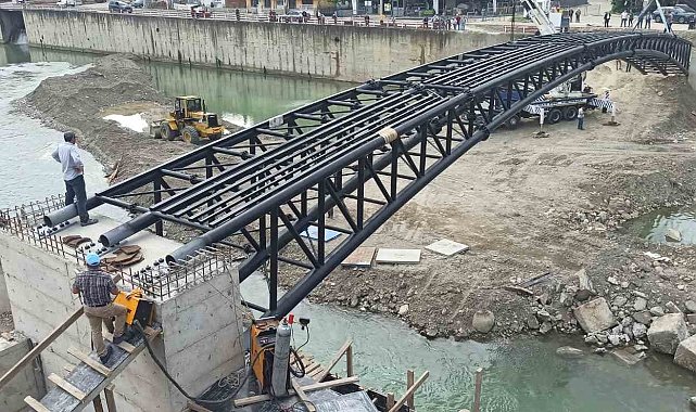 Devrek'te asma köprünün montajına başlandı