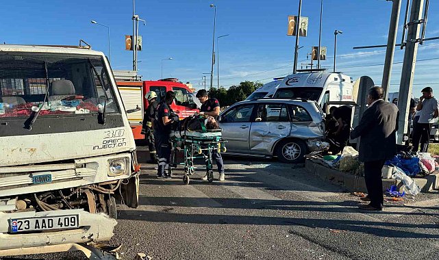 Diyarbakır'da otomobil ile pikap kavşakta çarpıştı: 4 yaralı