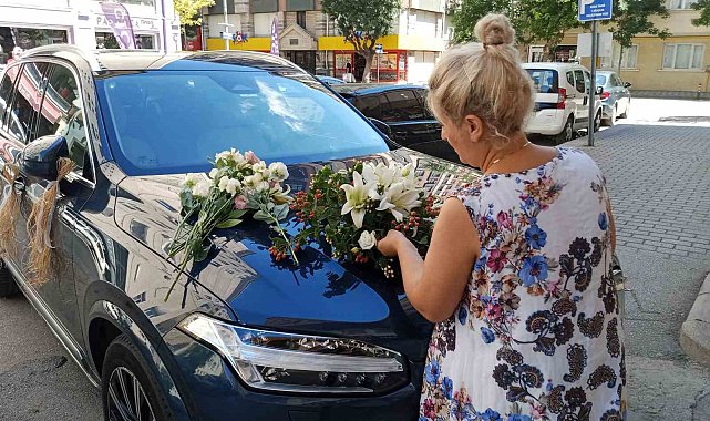 Düğün sezonunun açılmasıyla çiçekçilerin 'gelin arabası' yoğunluğu başladı
