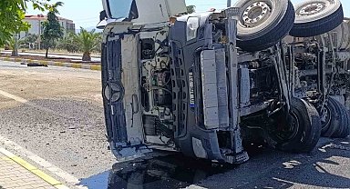 Edremit'te lastiği patlayan tır karayolunu trafiğe kapattı