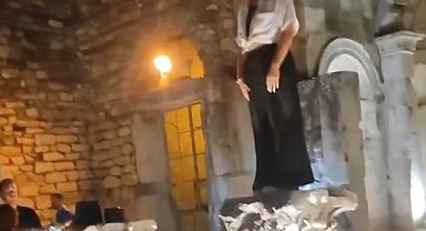 Efes'te tarihi kalıntıların üzerine çıkıp fotoğraf çekildiler