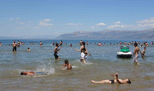 Eğirdir Gölü Akdeniz sahillerini aratmadı