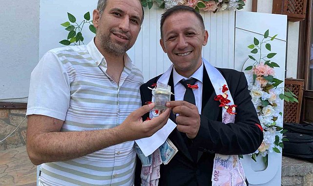 Gelin ve damada takı olarak safran takıldı