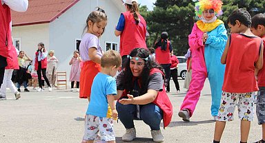 Gönüllü bireyler, depremzede çocukların yüzünü güldürdüler