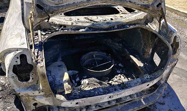Gümüşhane'de park halindeki otomobil alev alev yandı