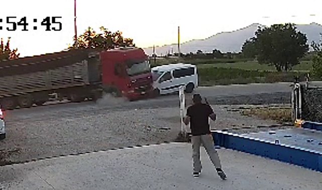 Hafif ticari aracın tır ile çarpışma anı kamerada: 1 yaralı