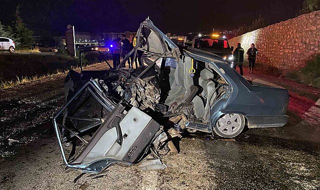 Hafif ticari araçla çarpışan Tofaş hurdaya döndü: 2'si ağır 5 yaralı