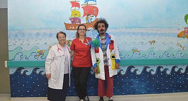 Hastaede tedavi gören çocuklara palyaço gösterisi