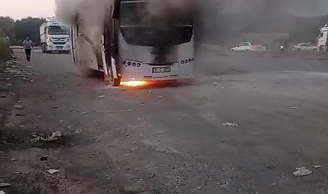 Hatay'da seyir halindeki servis aracı alev aldı