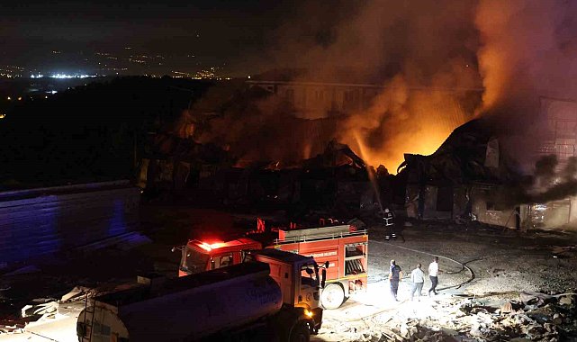 İşçilerin kaldığı 3 katlı prefabrik yatakhane alevlere teslim oldu