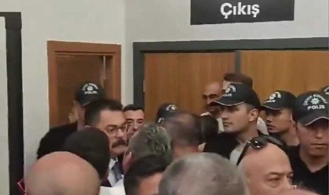 İzmir Büyükşehir Belediyesi memurlarının TİS eyleminde gerginlik