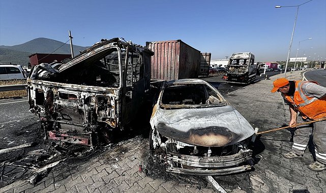 İzmir'de kaza yapan 3 araç yanarak küle döndü: 6 yaralı