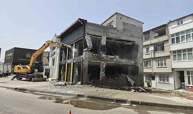 Kaçak işyeri yıkıldı