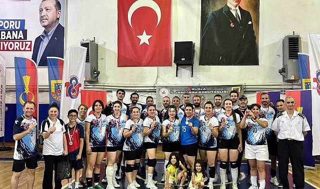 Kadın ve erkek sağlıkçılar turnuvanın şampiyonu