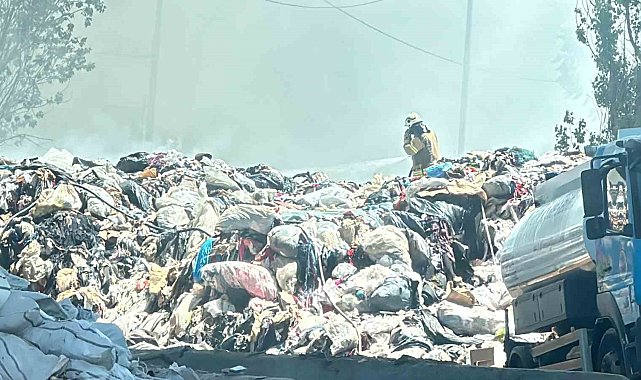 Kağıthane'de atıl kumaş yığınları alev alev yandı: Siyah dumanlar gökyüzünü kapladı, panik yaşandı