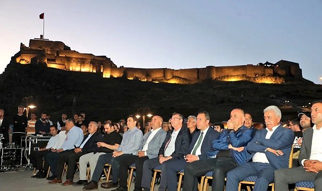 Kars'ta açık hava tiyatrosu yoğun ilgi gördü