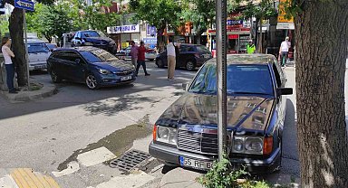 Kırmızı ışık ihlali yapan otomobilin sebep olduğu kaza güvenlik kamerasına yansıdı