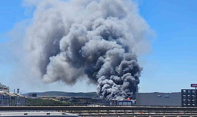 Kocaeli'de fabrika alev alev yanıyor