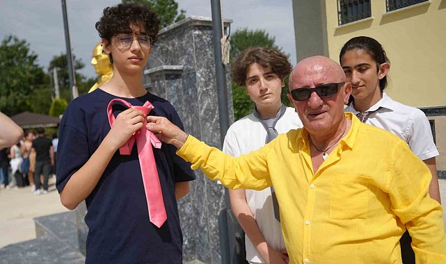 Kocaeli'nin en renkli adamından öğrencilere renkli karne hediyesi