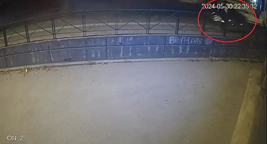 Kontrolden çıkan otomobil ağaca çarptı, yaya ezilmekten son anda kurtuldu