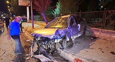 Kontrolden çıkan otomobil hastanenin duvarına çarparak durabildi: 1 yaralı