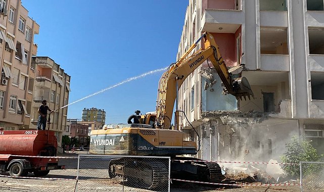 Kozan'da ağır hasarlı binaların yıkımına 18 ay sonra başlandı