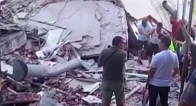 Küçükçekmece Kartaltepe Mahallesi'nde bir bina henüz belirlenemeyen bir nedenle çöktü. Olay yerine çok sayıda itfaiye ve sağlık ekibi sevk edildi.