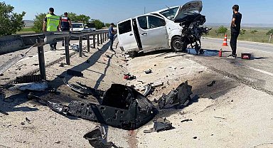 Kullanılamaz hale gelen minibüsten yara almadan kurtuldular