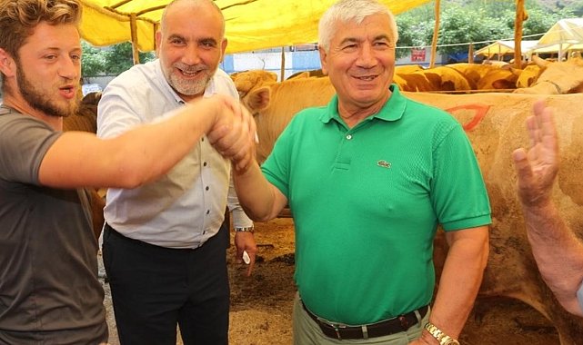 Kurban pazarında veteriner gözetiminde satış