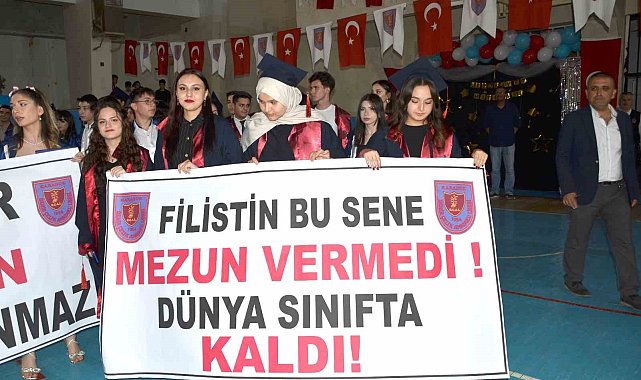 Liseli öğrenciler mezuniyette İsrail'i protesto etti
