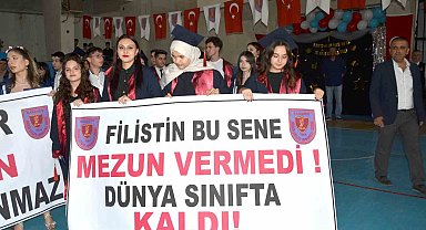 Liseli öğrenciler mezuniyette İsrail'i protesto etti