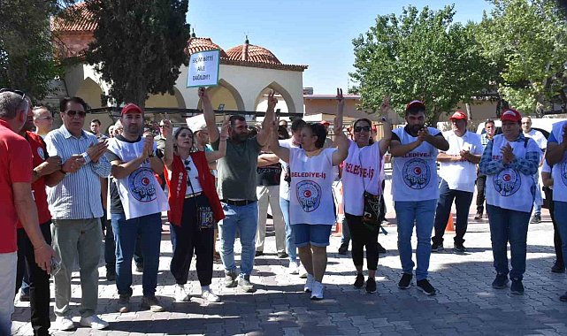 Menemen Belediyesinden çıkarılan işçilerin eylemi sürüyor