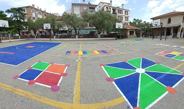 Menteşe'de okul bahçelerine geleneksel çocuk oyun alanları çizildi