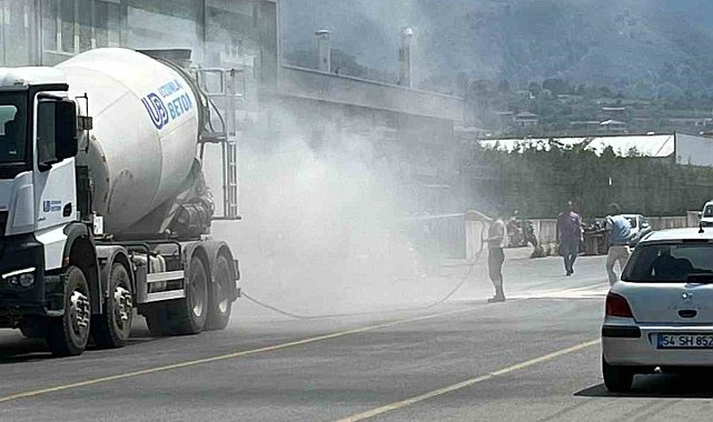 Minibüs alev topuna döndü, ilk müdahale beton mikserindeki suyla yapıldı