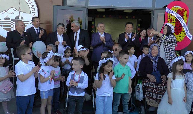 Minikler 'iyilikle' engelleri aştı, öğretmenleri gözyaşlarını tutamadı