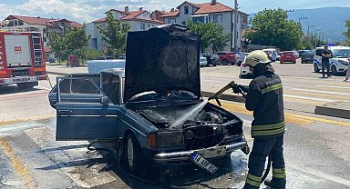 Motor kısmından alev alan otomobil kullanılamaz hale geldi