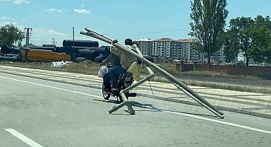 Motosiklette borularla tehlikeli yolculuk kamerada
