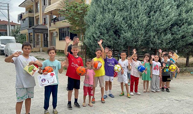 Muhtardan çocukların yüzünü güldüren hamle: Karneyi alana top ve anahtarlık hediye etti