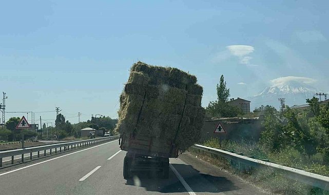 Ot yüklü traktörün tehlikeli seyri kamerada