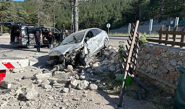 Otomobil dinlenme tesisinin bahçe duvarına çarptı, 2 kişi yaralandı
